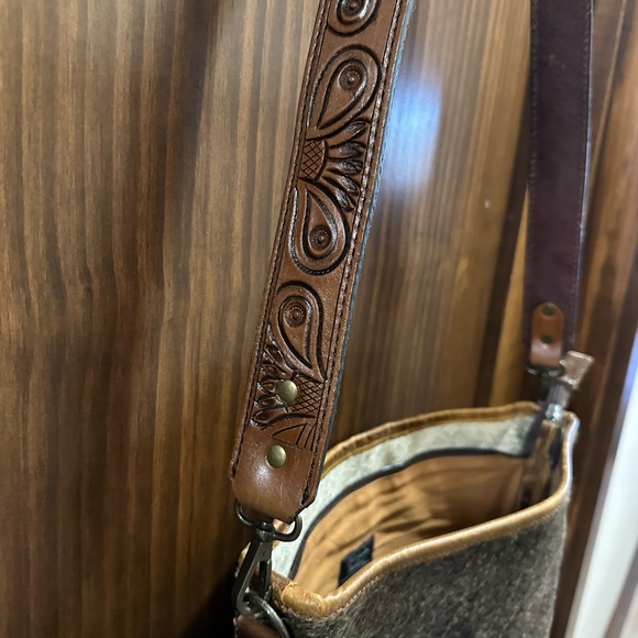 American Darling Brown and Tan Interior Bag - Picture 6 of 7